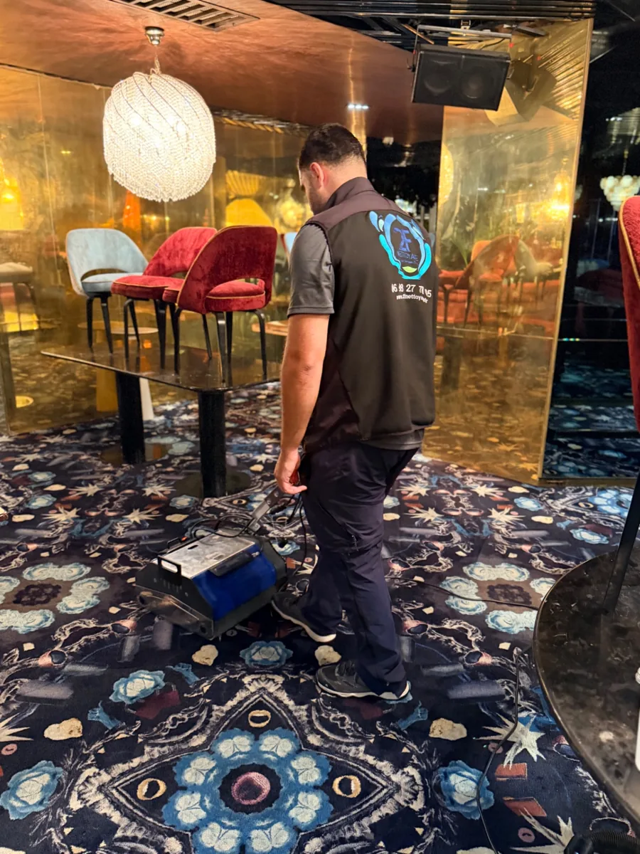 Intervention de nettoyage sur une moquette